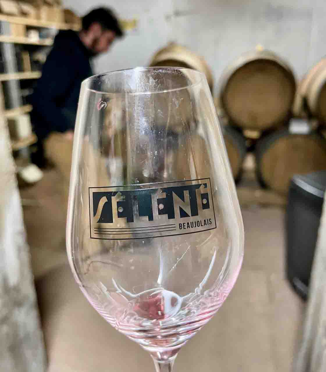 Ein Glas von dem Naturwein Winzer Sylvere Trichard von Séléné